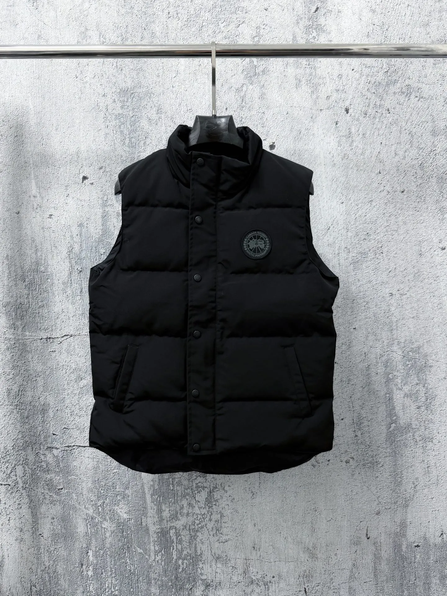 【Canada Goose】Canada Goose #Freestyle Crew 4154M Men’s and Women’s Vest Down# ➖ Imported Behringer embroidery machine and customized 10,000-needle embroidery logo! ➖ Imported 21-count polyester-cotton blended original fabric, using Feather-Light 10D waterproof coating fabric, made of 84.5% polyester fiber and 15.5% cotton, 100% the best feel in the entire network! ➖ The official website of Authentic synchronizes the national standard 80 white duck down, and will never mislead by false claims such as 90 down or goose down! ➖ 100% nylon nylon lining with double double-layer sealing design to prevent velvet from running away. Top-grade polar fleece is used in the collar and pockets to keep warm and comfortable! ➖ Yoshida YKK provides original custom-made electroplated sliders. YKK two-way lockable zippers are tight and smooth and will not peel off paint! ➖ 3M composite original Velcro is durable, and all accessories and hardware are disassembled and customized! ⛔No slander, no exaggeration, no need for too much copywriting, because it is focused, it is professional! SIZE: XS S M L XL XXL